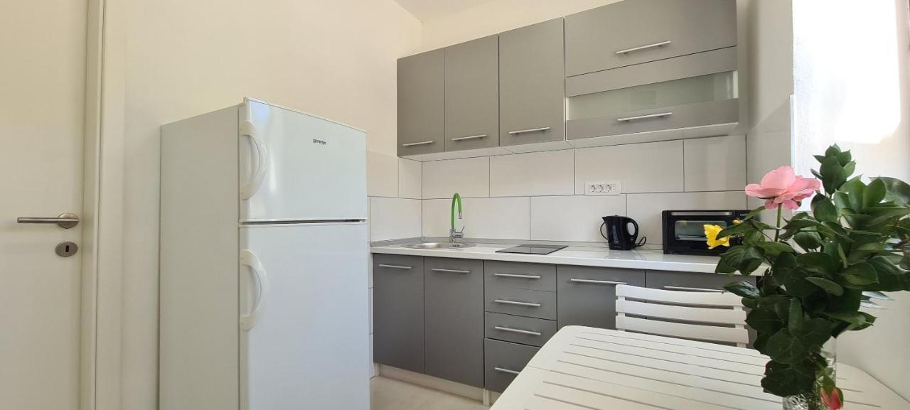 Apartments Ana I Ante Милна Экстерьер фото
